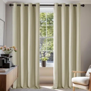 Perdele opace,245x140 perdele termice,perdele izolație fonică,bejMaterial: Aceste perdele termice opace sunt fabricate din 100% poliester. Economie de energie: Aceste perdele termice Deconovo întunecă camerele, te mențin răcoros în zilele fierbinți de vară și economisesc costurile de încălzire iarna, ținând la distanță frigul. Anulare a zgomotului: Acestea asigură că nici măcar persoanele cu somn ușor nu sunt deranjate de lumea exterioară. Acestea împiedică lumea exterioară să pătrundă în intimitatea dumneavoastră, astfel încât să vă puteți bucura la maximum de intimitate alături de familie și prieteni. Întreținere ușoară: Se poate spăla la mașină, spălare sub 30°C. Ciclu delicat, nu se utilizează albire, se usucă în uscător la temperatură scăzută. Dacă există cute, trebuie doar să agățați perdelele pentru o perioadă de timp sau să le călcați la o temperatură caldă, iar cutele vor dispărea treptat.